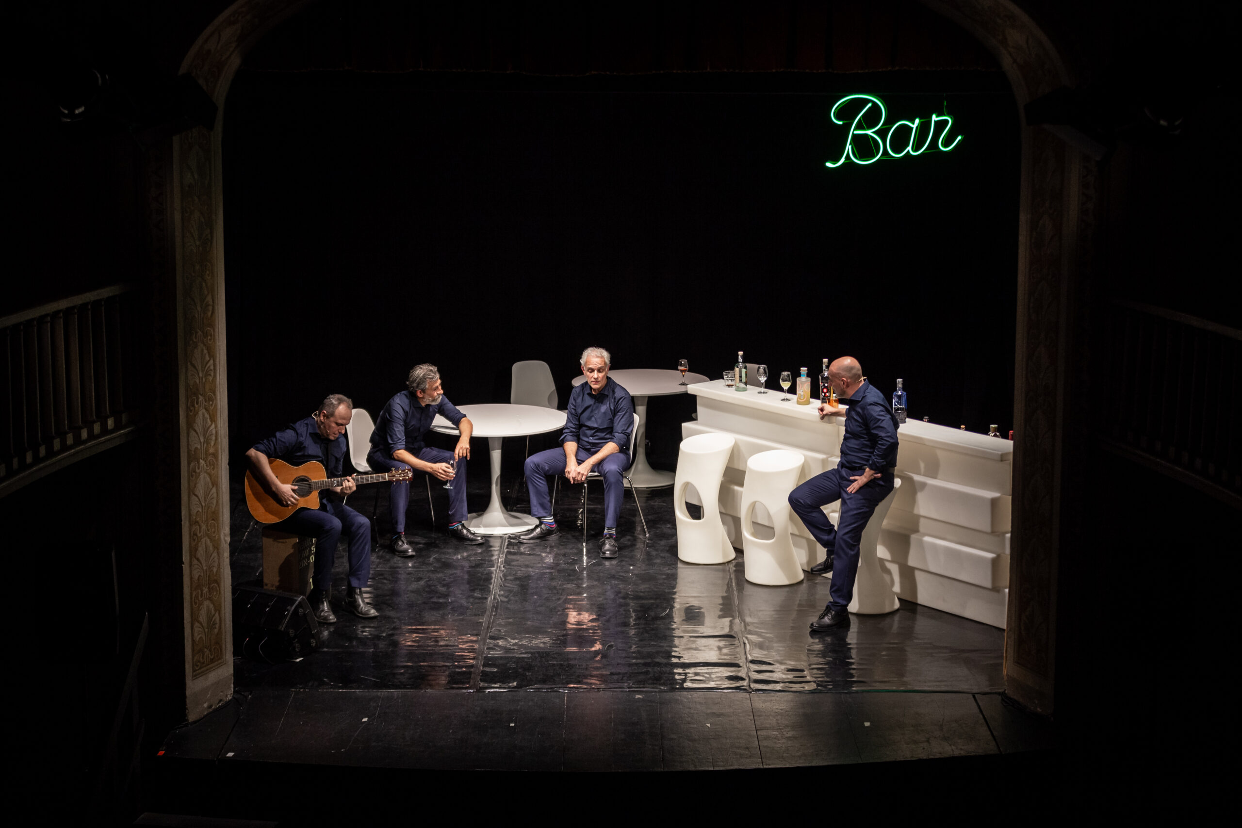 Recensione: "Il bar sotto il mare" - MilanoTeatri